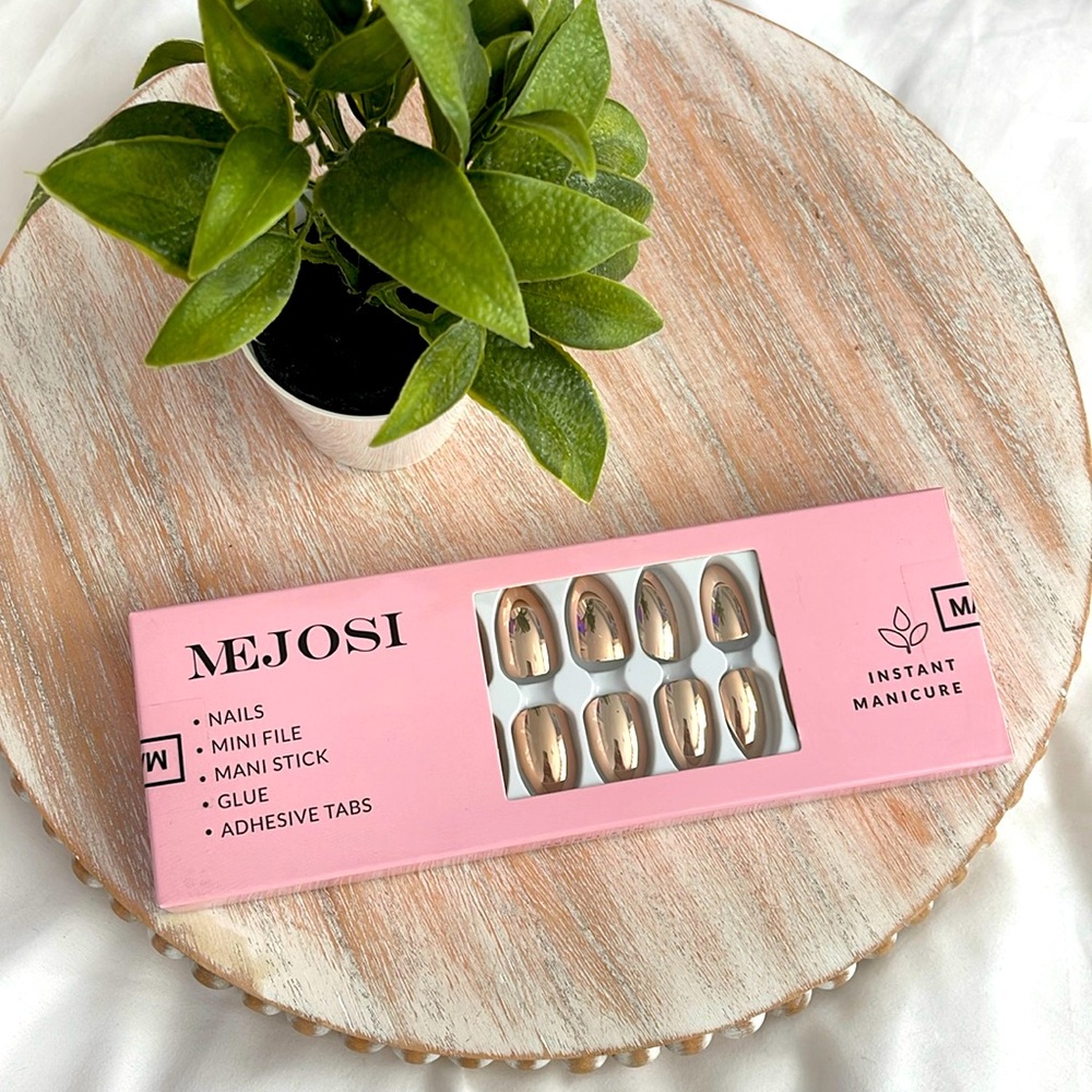 MEJOSI Instant Manicure, Nails, Everything you need.  New‎ in Box